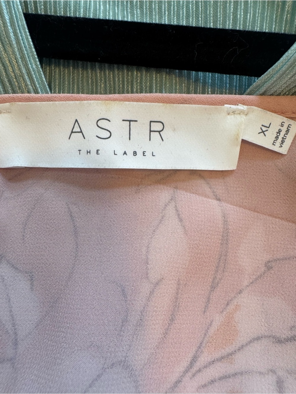 ASTR the Label blouse features a blush pink floral pattern - Picture 5 of 6